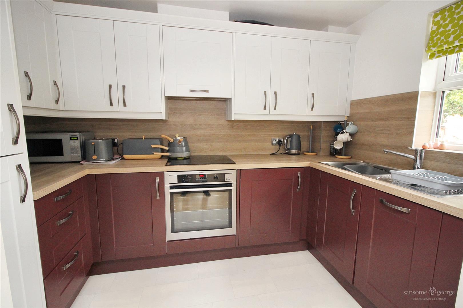 2 bed property in Pryor Close, Reading